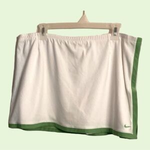 Nike Skort white trimmed in green Size 16/18